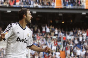 开云体育中国-皮克之夜，当F1引擎在街道咆哮，他在攻防两端写下统治宣言